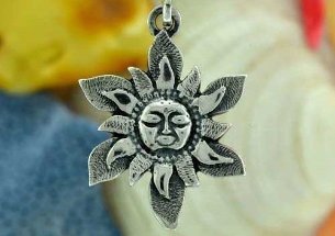 Symbolem slunce je malý amulet pro štěstí