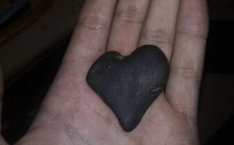 kámen ve tvaru srdce jako talisman štěstí
