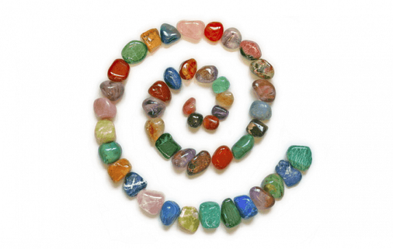 DIY amulet pro štěstí z barevných kamenů