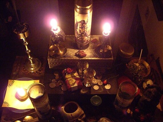 amulet hořící svíčky a mince pro štěstí