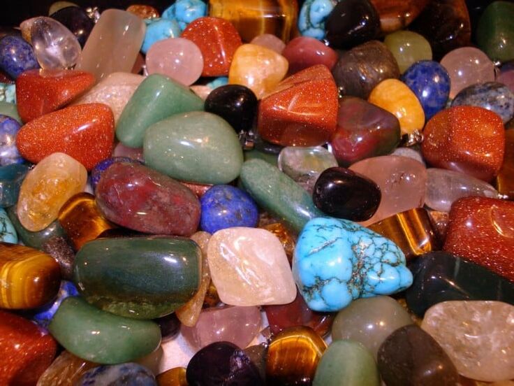 barevné kameny jako talismany štěstí