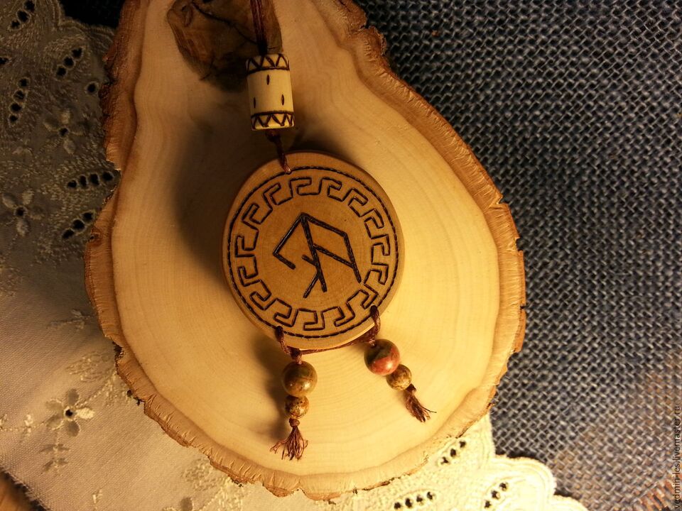 amulet s runou pro štěstí foto 1