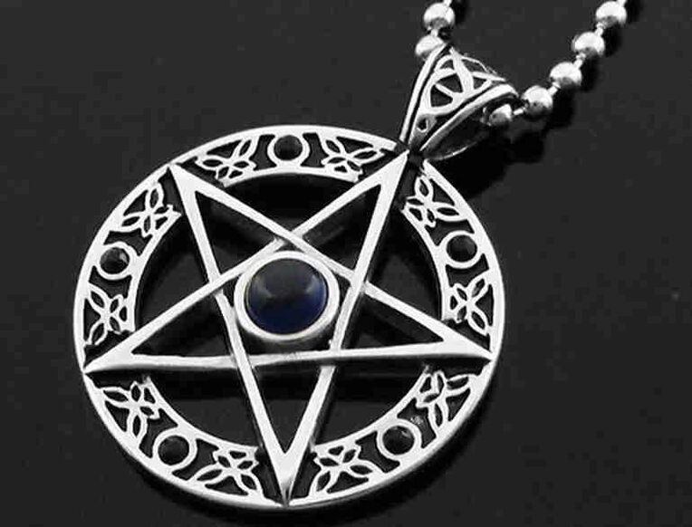 kouzelný přívěsek jako amulet štěstí